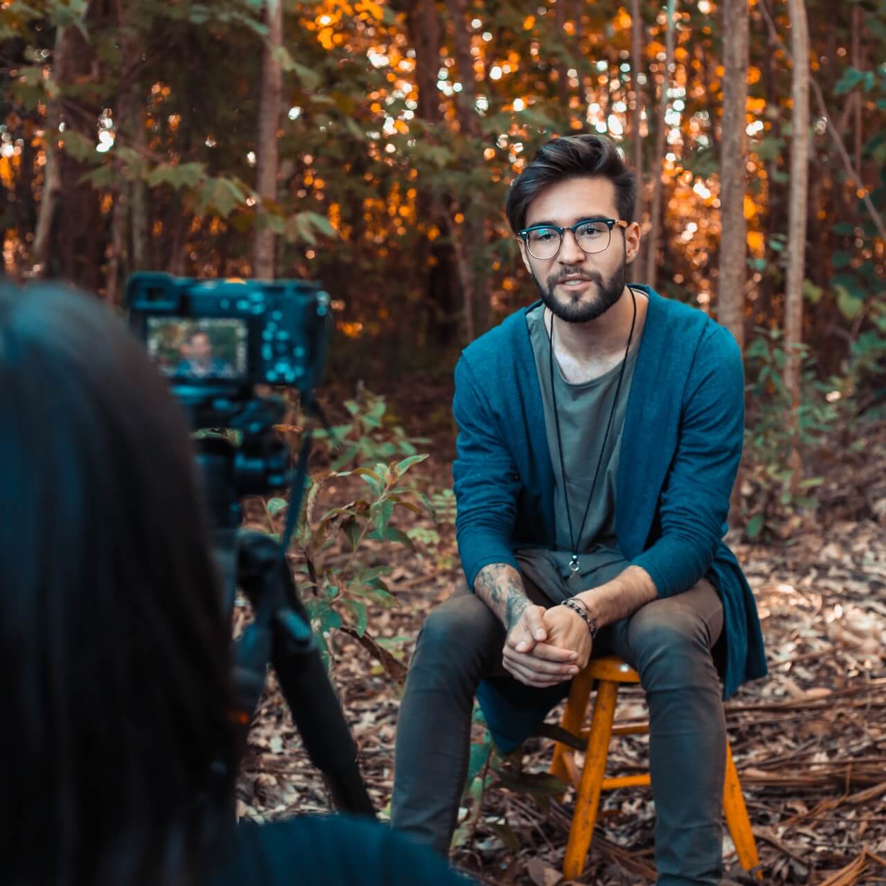 filmagem de um homem de óculos