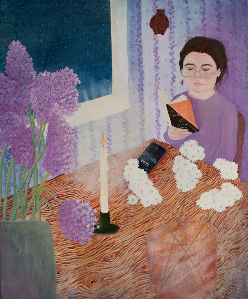 Ein Ölgemälde zeigt eine Frau mit Brille, die ein Buch mit dem Titel "Time is a Mother" von Ocean Vuong liest. Sie sitzt an einem Tisch mit Blumen, einer brennenden Kerze und einem Telefon, auf dem die Uhrzeit 12:02 angezeigt wird, während im Hintergrund ein verregnetes Fenster zu sehen ist. Die Szene ist in sanften, gedämpften Violett- und Brauntönen gehalten, was eine gemütliche, intime Atmosphäre schafft. Gemälde von Alice West.