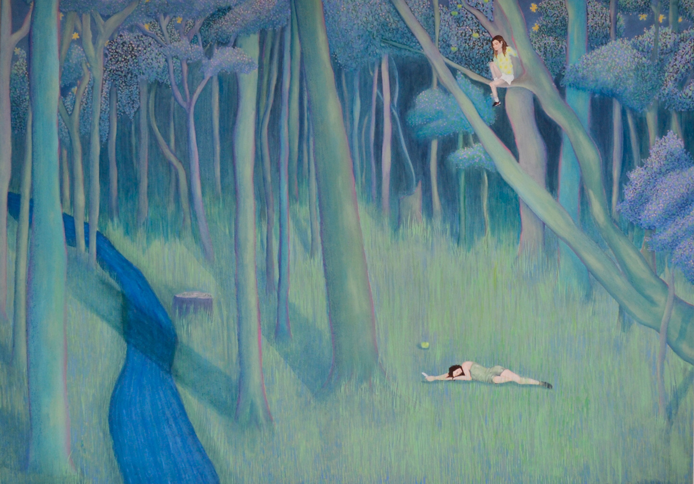 Ein Gemälde zeigt einen ruhigen, blau getönten Wald mit einer Frau, die auf einem Baum sitzt, und einer anderen, die auf dem grasbewachsenen Boden darunter liegt, während ein blauer Bach durch die Bäume fließt. Die Szene wirkt mit ihren sanften Farben und ihrer ruhigen Komposition wie ein Traum. Gemälde von Alice West.