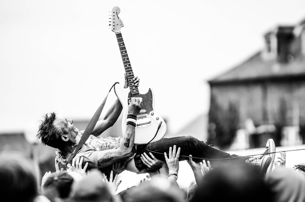 Guitariste à cheval sur la foule