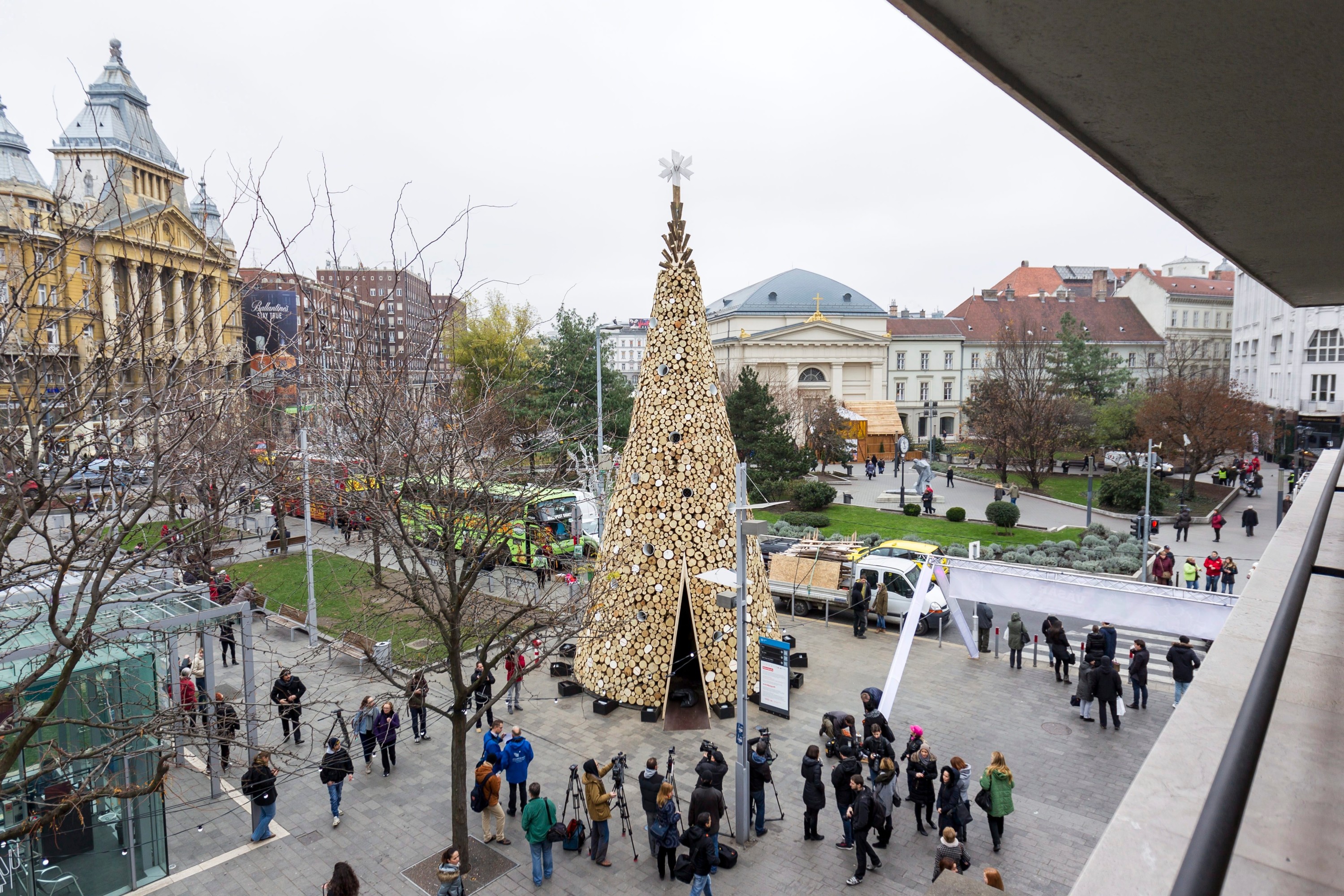 árvore de natal de madeira do inferno