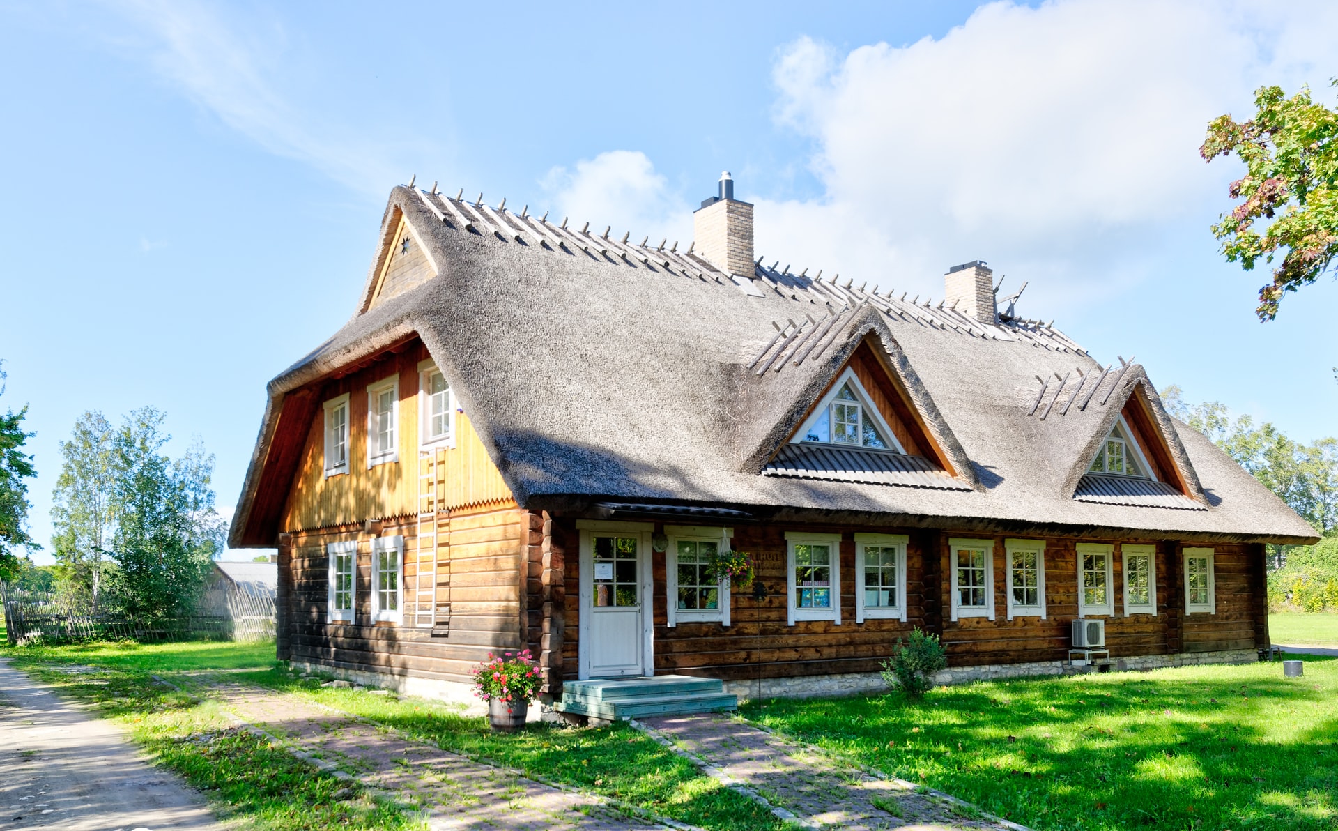 maison sous le ciel bleu