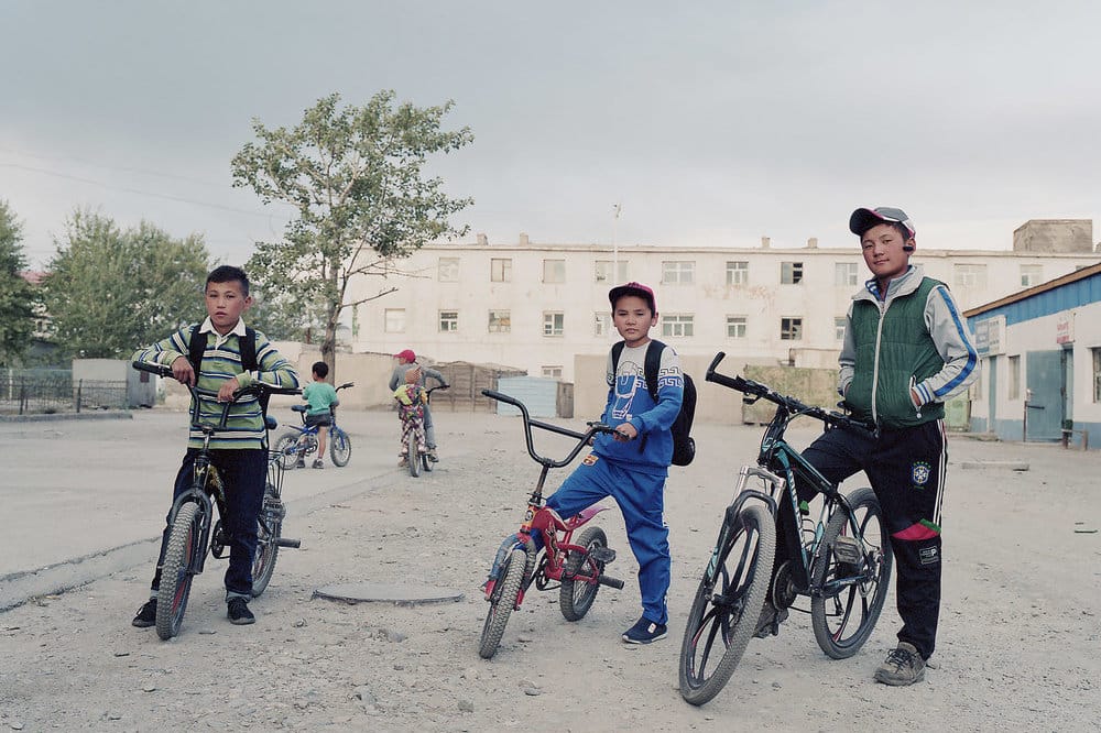 Fotografia de viagem de James Parker: Meninos, bicicletas e chapéus de balde