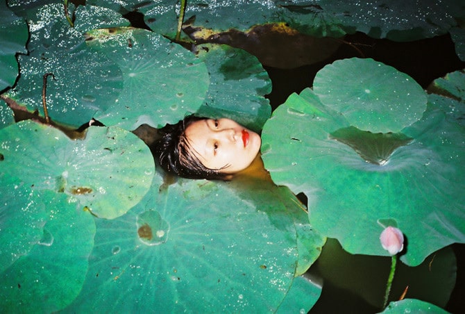 O fotógrafo Ren Hang quer que você tire tudo