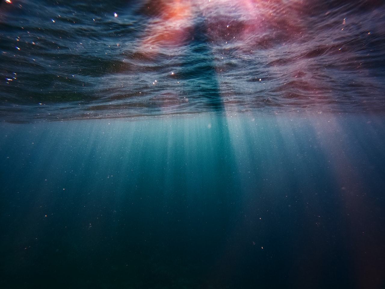 luz que brilla a través del agua