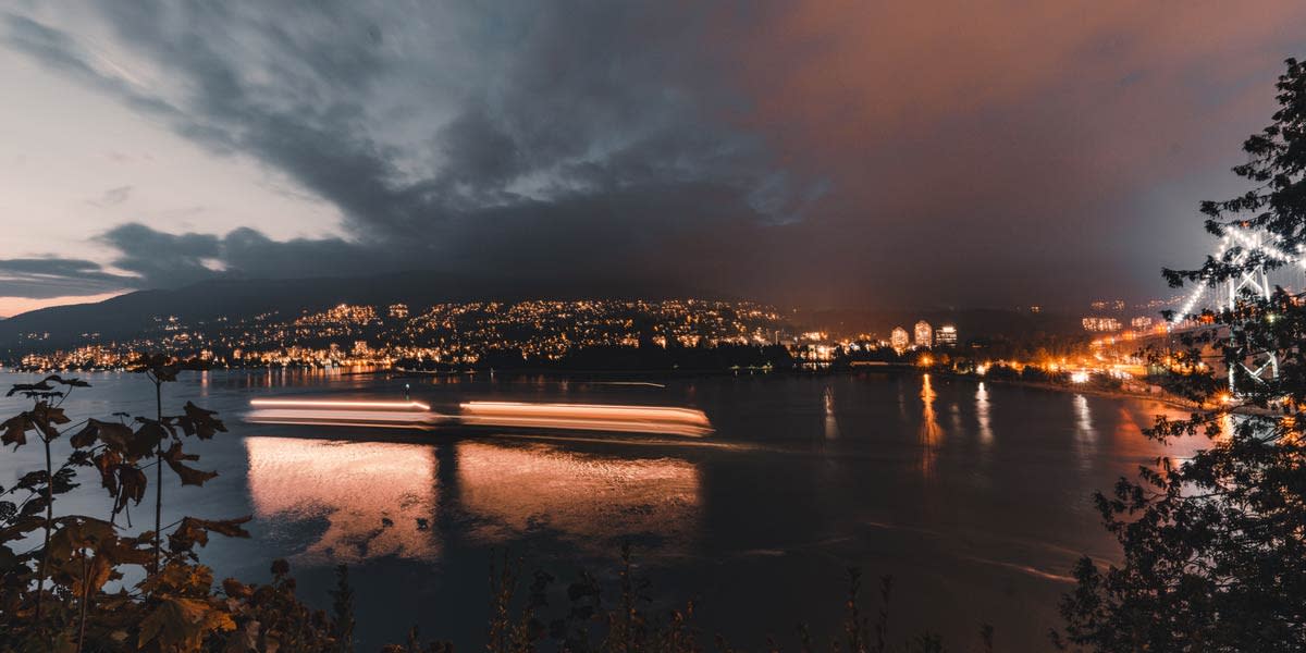 longa exposição de um barco em Vancouver à noite