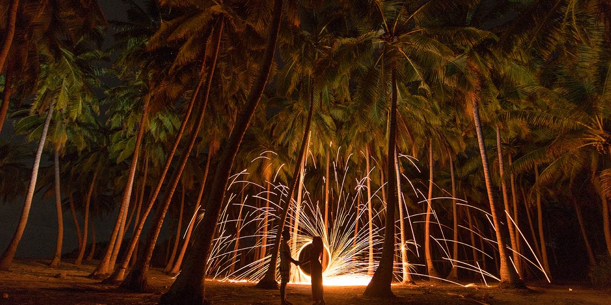 longa exposição de lã de aço giratória em uma floresta tropical