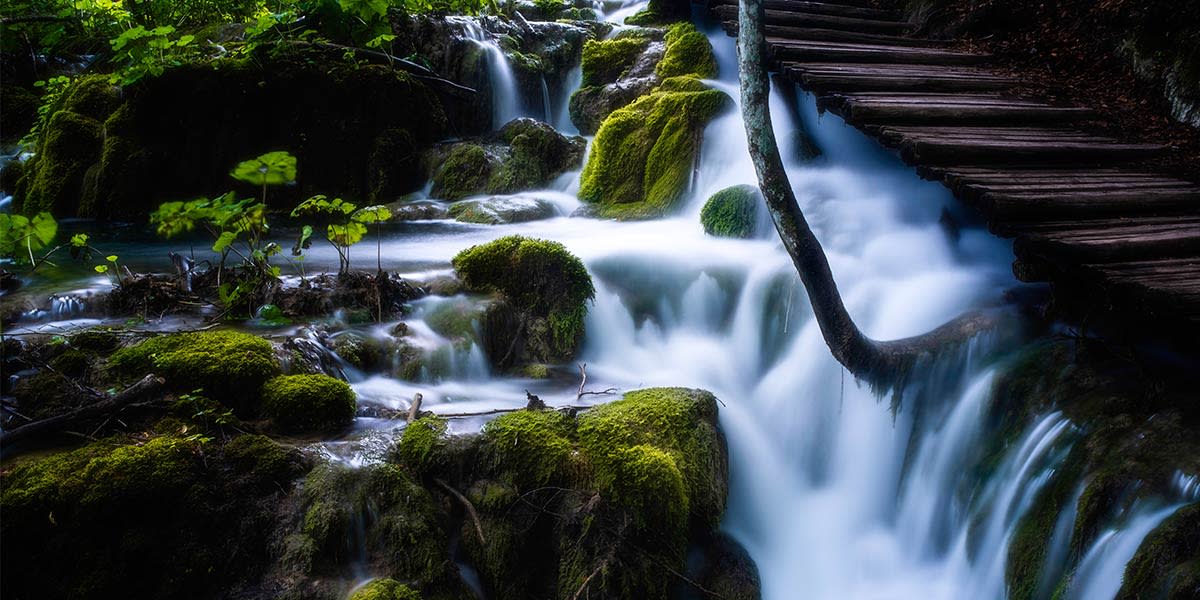 Foto de longa exposição de uma queda d'água com filtro ND