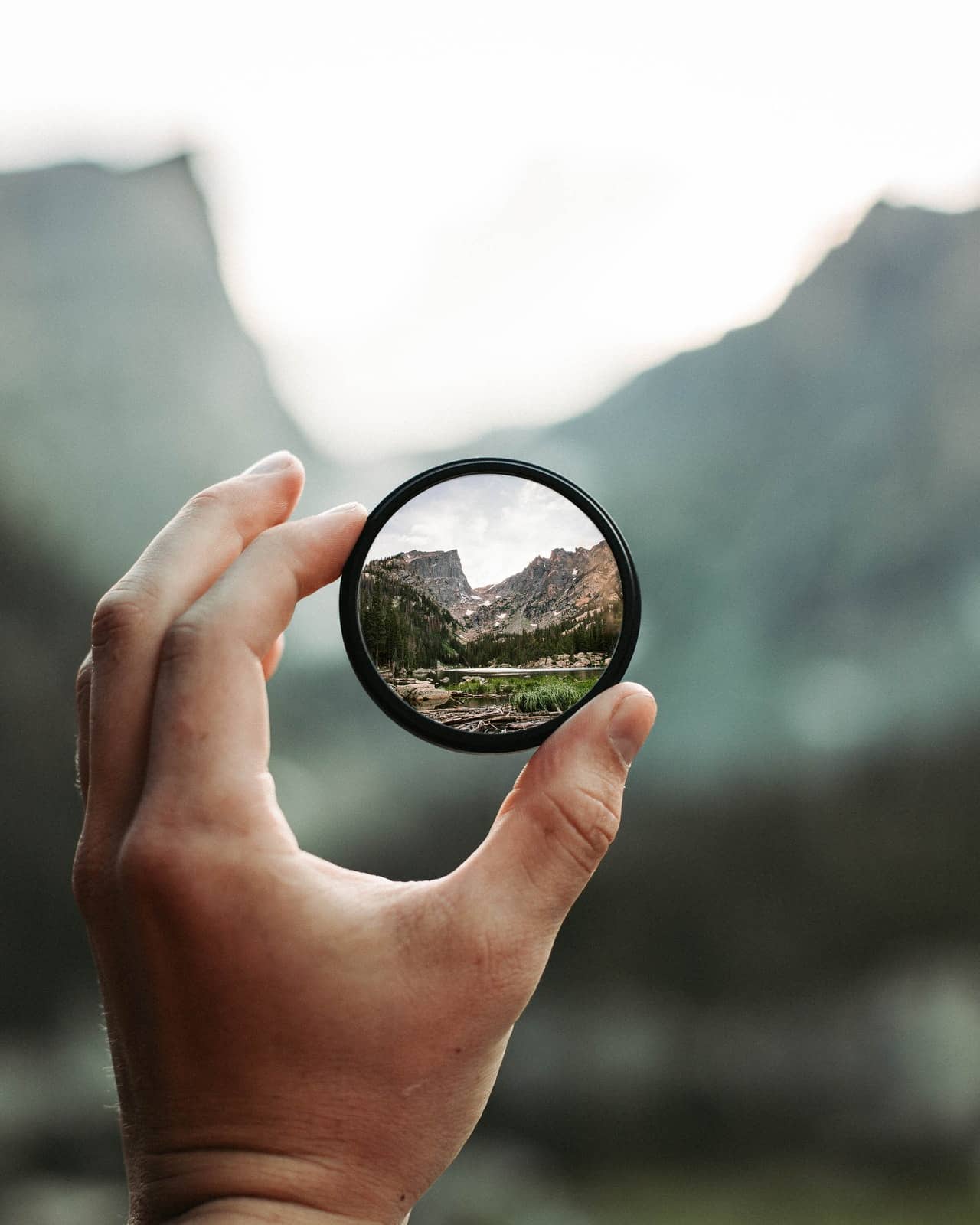 regarder à travers la vitre