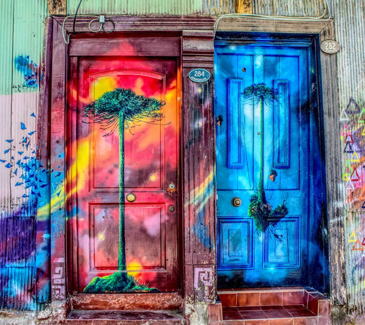 art de la rue avec des portes peintes 