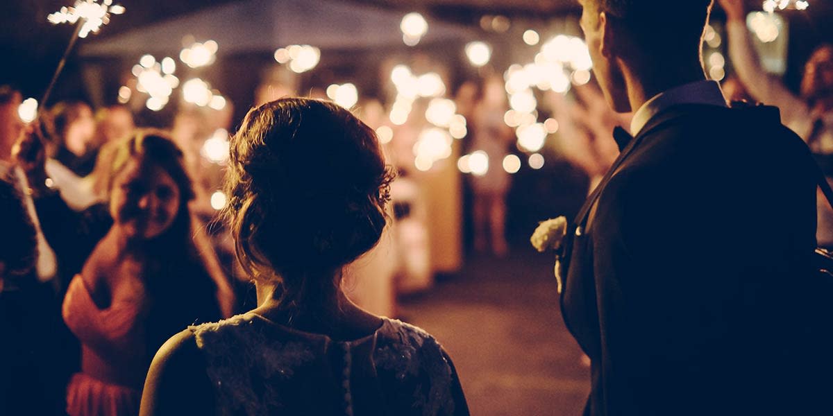 hombre-y-mujer-caminando-con-sparkler-bokeh-en-el-backgroud