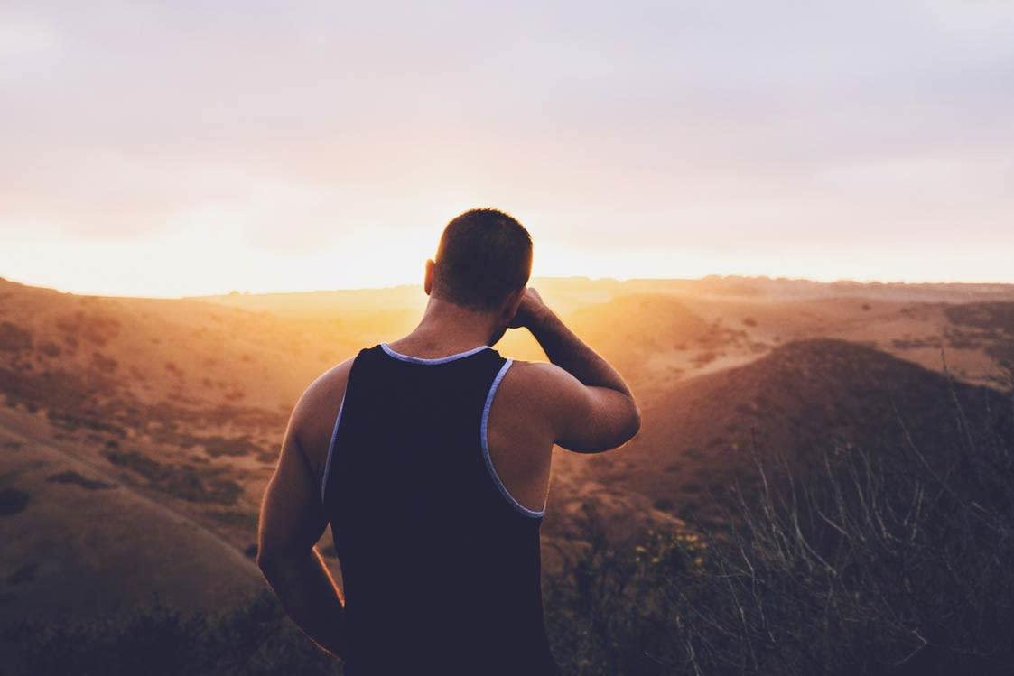 hombre en una puesta de sol tomando una foto