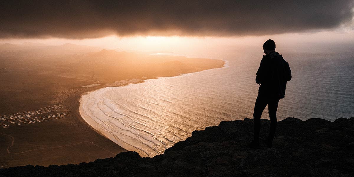 homem em um dia nublado com rajadas de sol