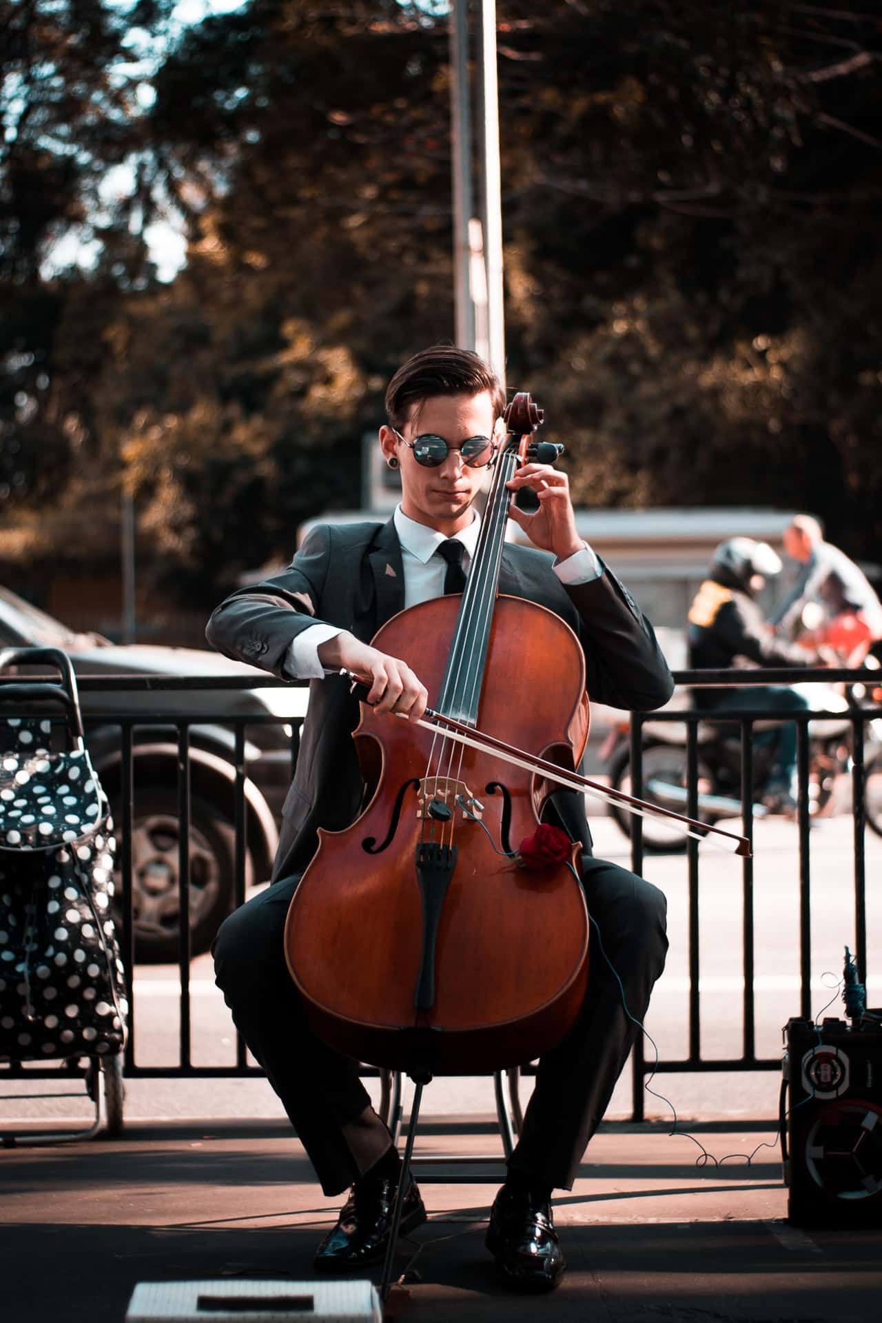 Homem tocando um violoncelo