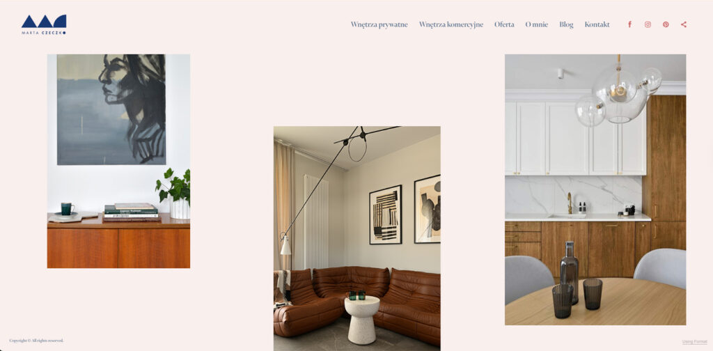 A imagem mostra um site para Marta Czeczko, com três vinhetas de design de interiores: uma sala de estar moderna de meados do século com um retrato, um aconchegante sofá de couro marrom com arte abstrata e uma cozinha moderna com armários brancos e de madeira. A barra de navegação do site fica visível na parte superior, com links para várias seções.