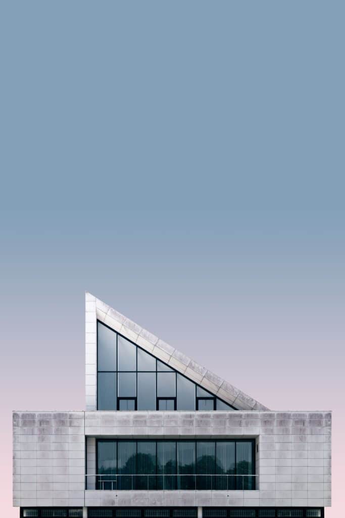 moderno edificio arquitectónico de hormigón, acero y cristal con un triángulo rectángulo como tejado