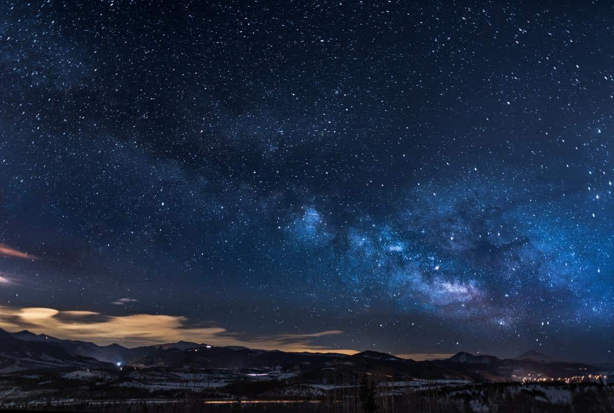 Astrofotografia do céu noturno azul escuro