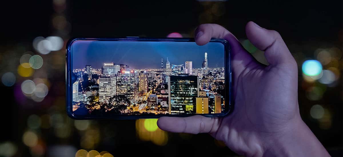 photo de nuit d'une ville avec un téléphone-caméra