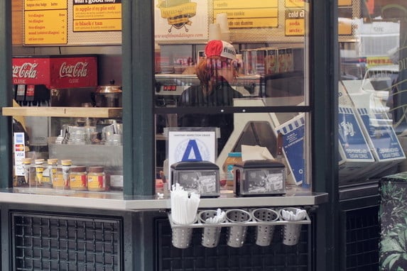 ¿Quién diseñó los carteles de los restaurantes de Nueva York?