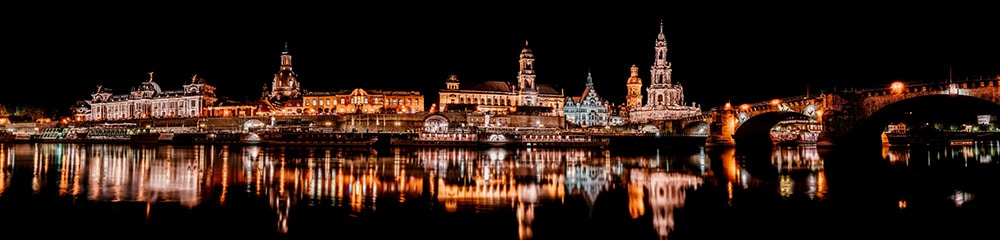 panorama de uma paisagem urbana noturna refletindo na água