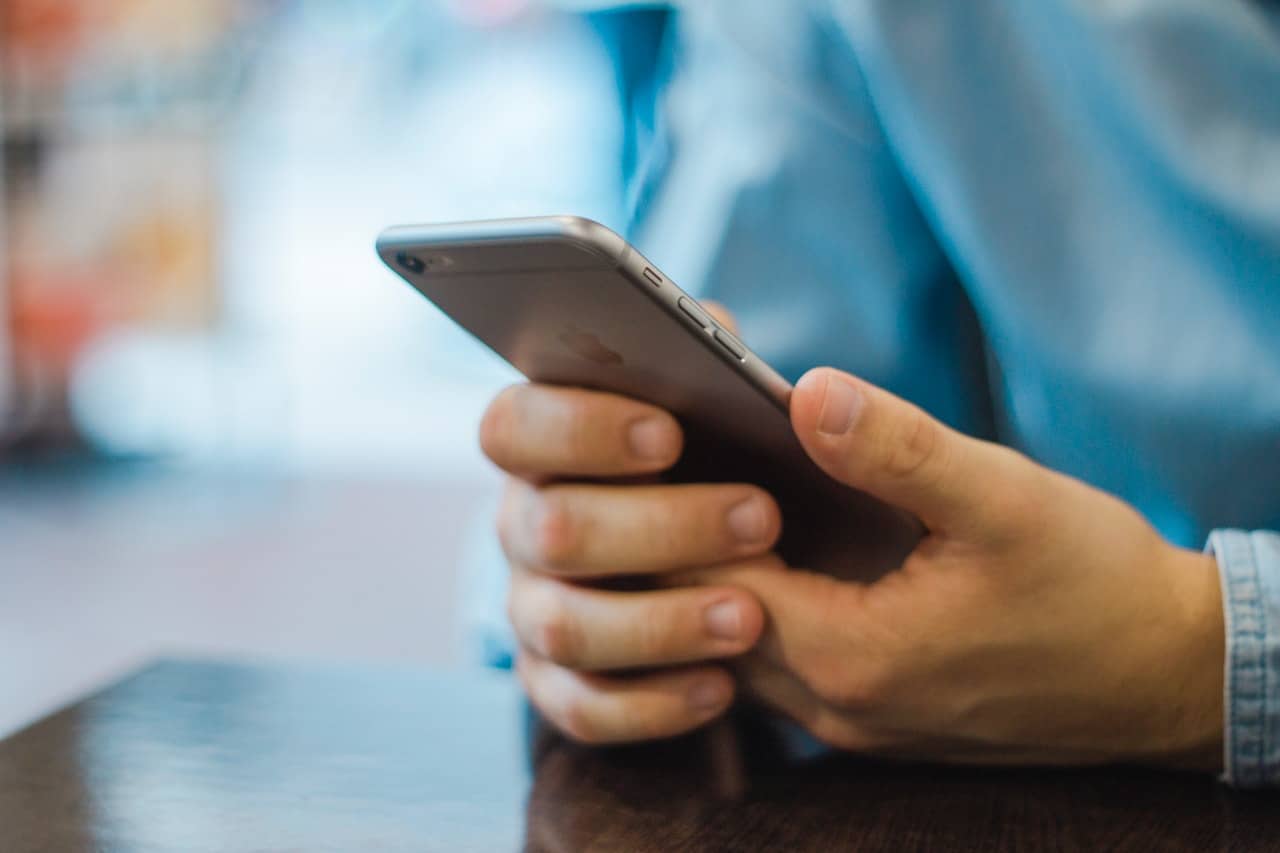 persona que utiliza el teléfono móvil