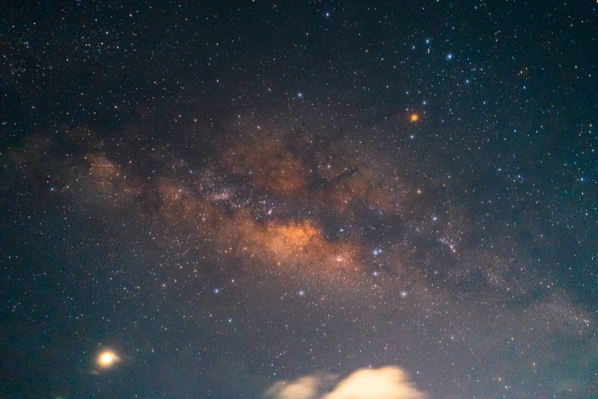 noite laranja céu estrelado