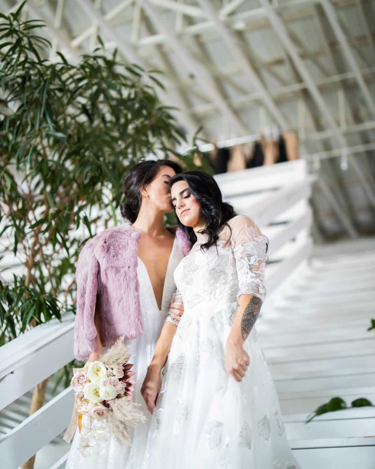 Foto de casamento de duas mulheres com vestido de noiva