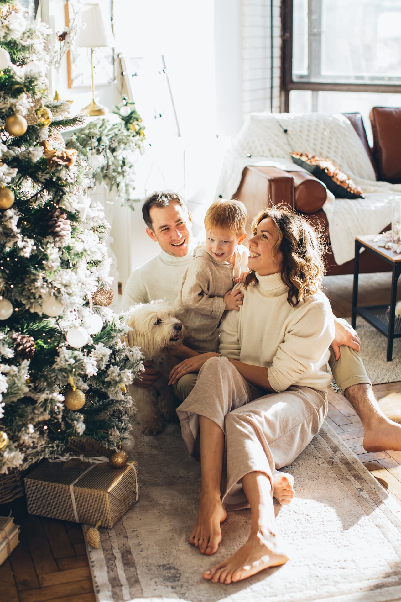 familia delante del árbol de navidad