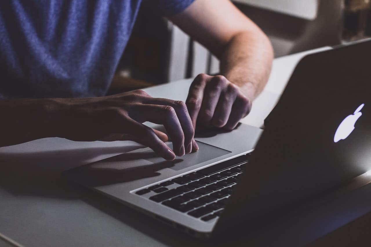 défilement à la main sur le trackpad