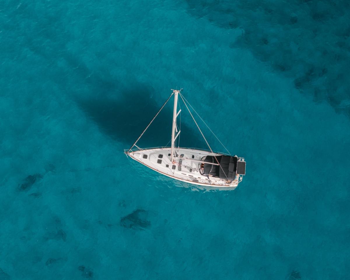 Foto aérea de um barco branco na água