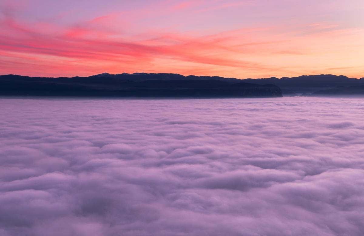 Céu rosa e laranja sobre as nuvens