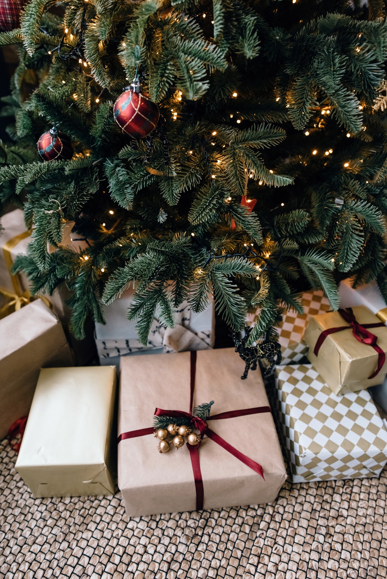 presentes de natal embaixo da árvore