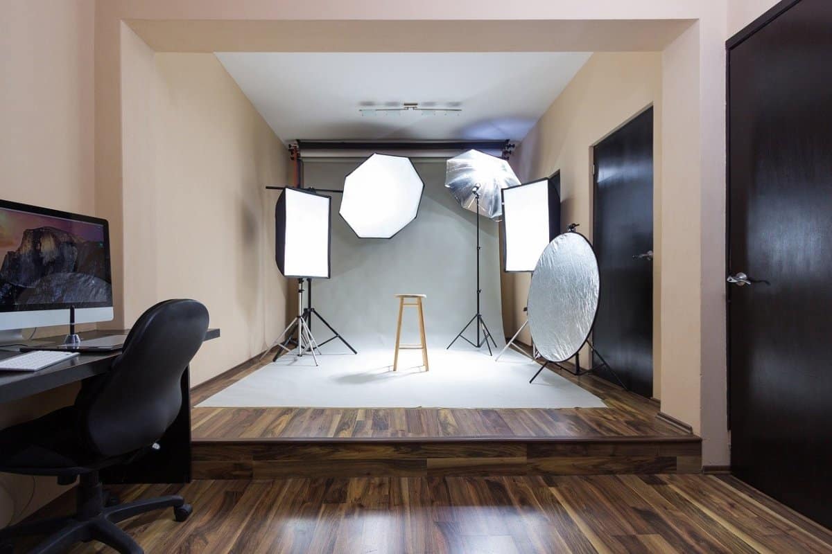 estudio fotográfico con muchos reflectores 