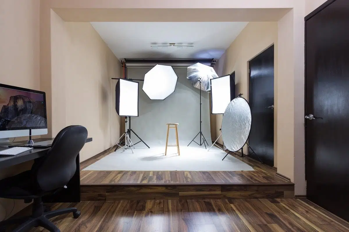 photo studio with lots of reflectors 