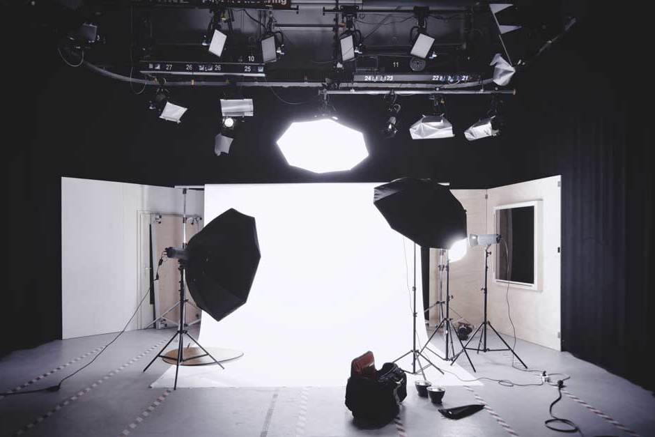 studio de photographie avec toile de fond blanche et éclairage par boîte à lumière