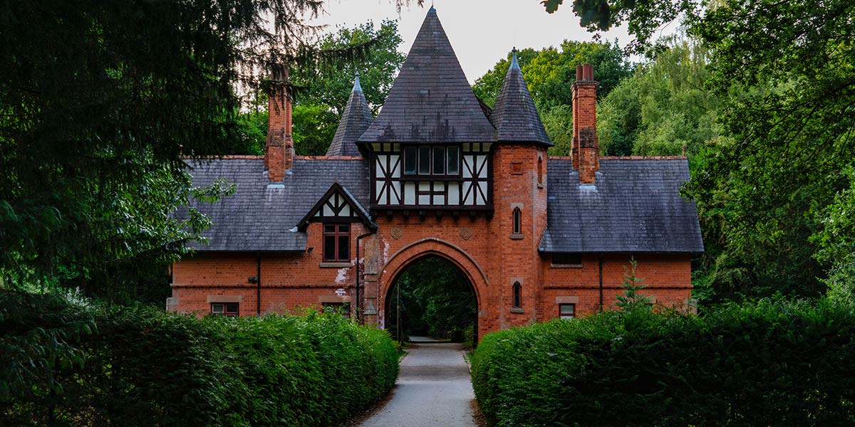 picture-of-an-old-brick-style-mansion-in-a-heavily-wooded-area-real-estate-photography