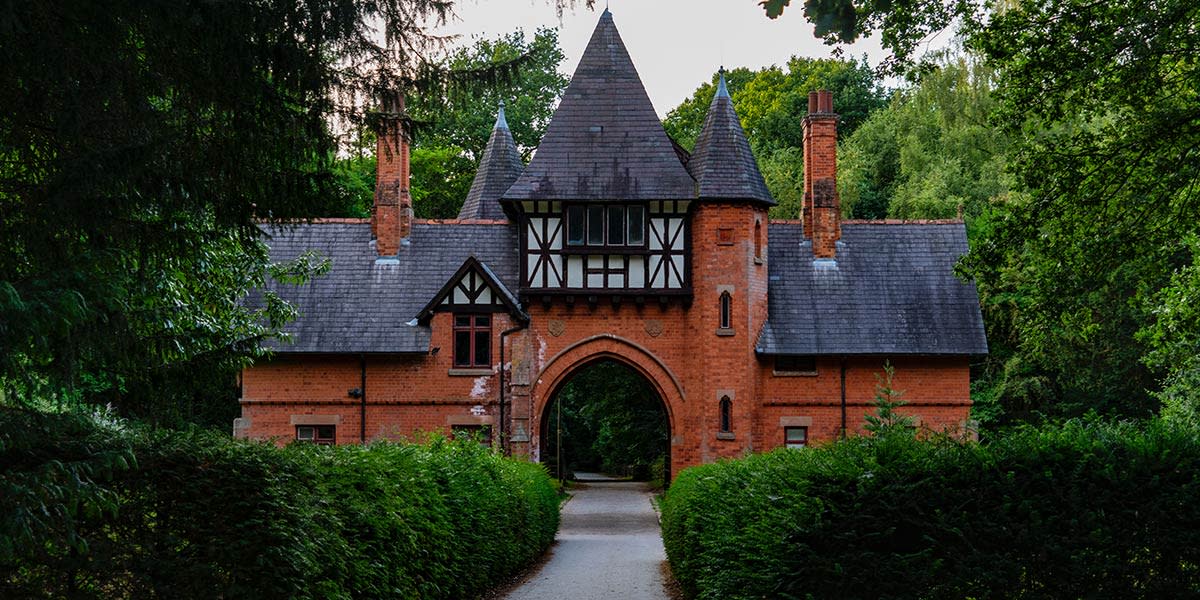 photo-d'une-ancienne-maison-de-brique-dans-un-secteur-fortement-boisé-immobilier-photographie