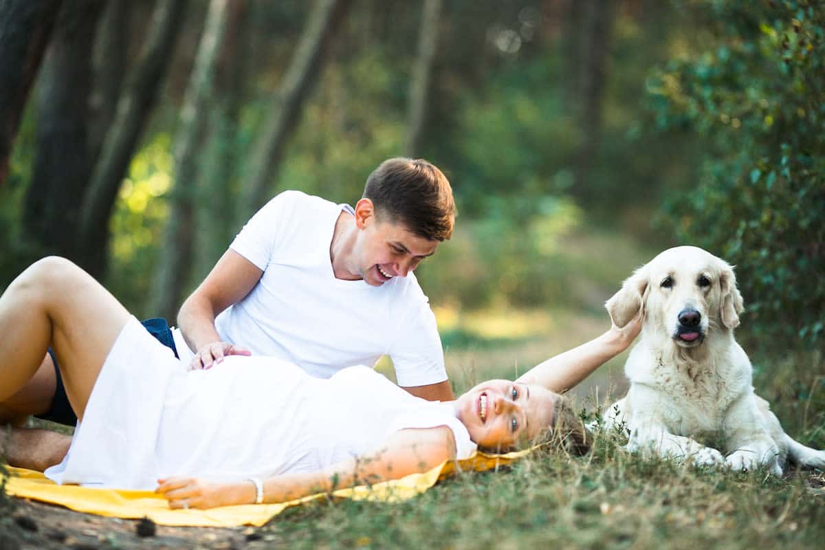 mulher grávida com o marido deitado no parque-PUCUX3U