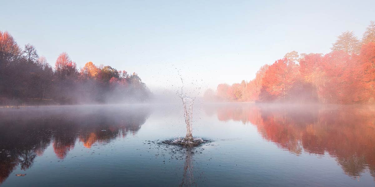éboulement d'un lac avec du brouillard en arrière-plan