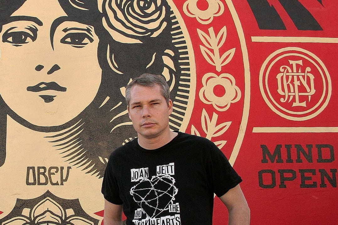 Shepard Fairey doa arte para armas em Detroit