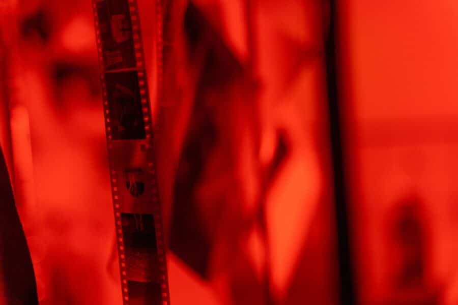 bandes de film 35mm en lumière rouge échelle e1694463098505