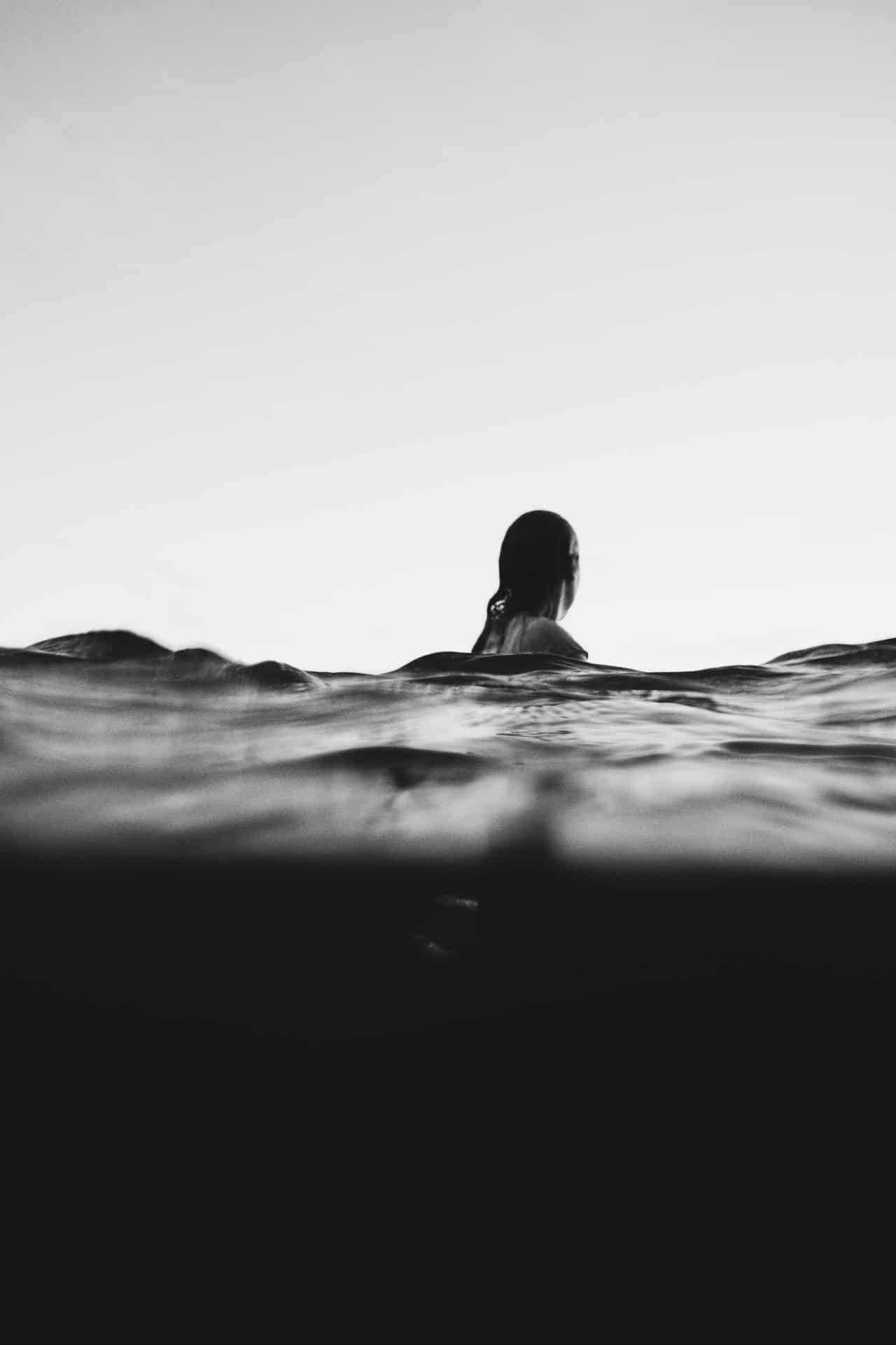fotografía de natación en blanco y negro