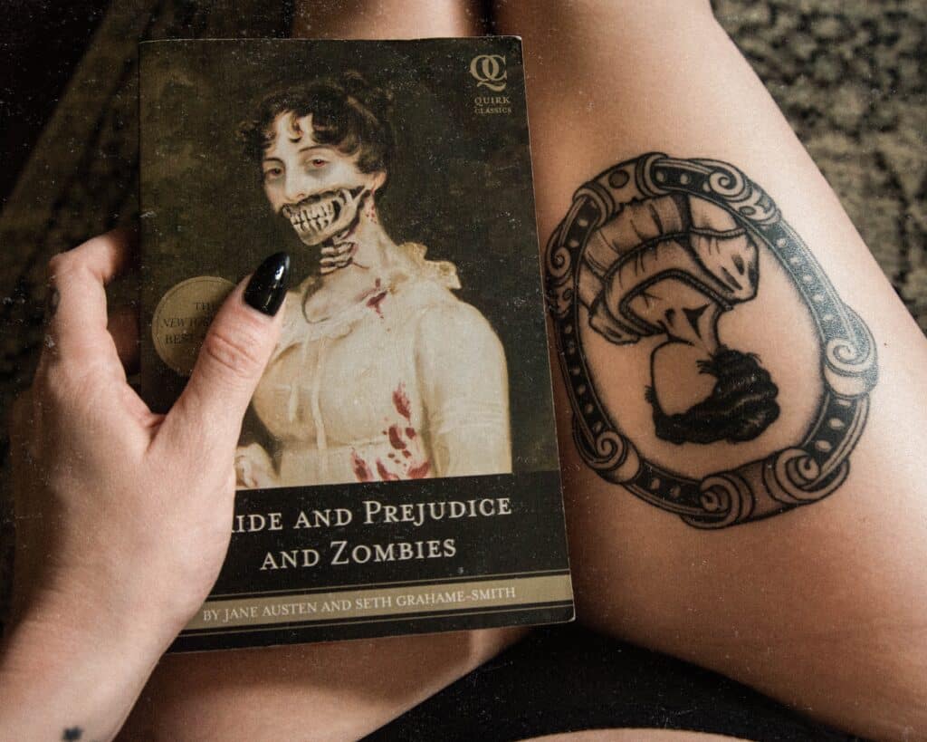 tatouage inspiré du livre "pride and prejudice and zombies" (fierté, préjugés et zombies)