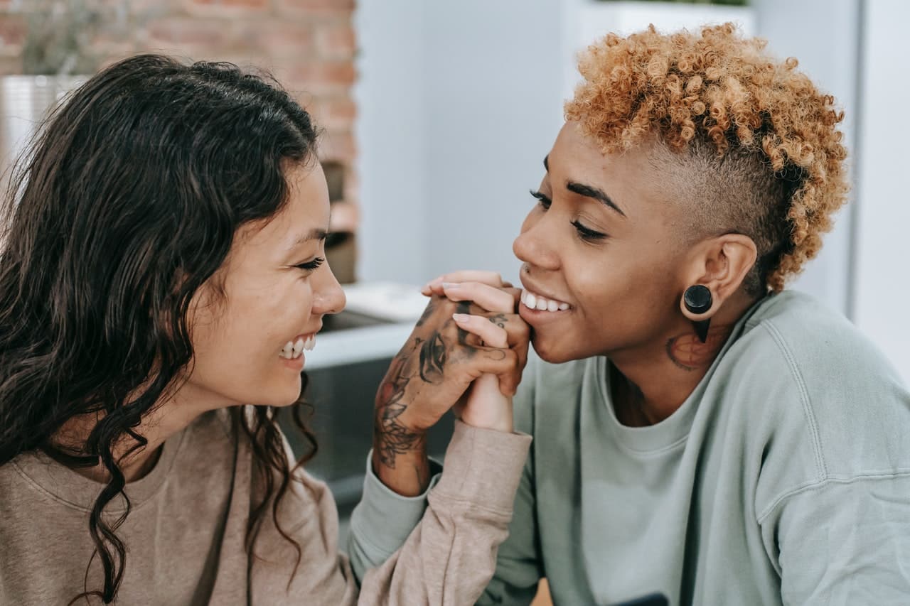 deux femmes se tenant par la main