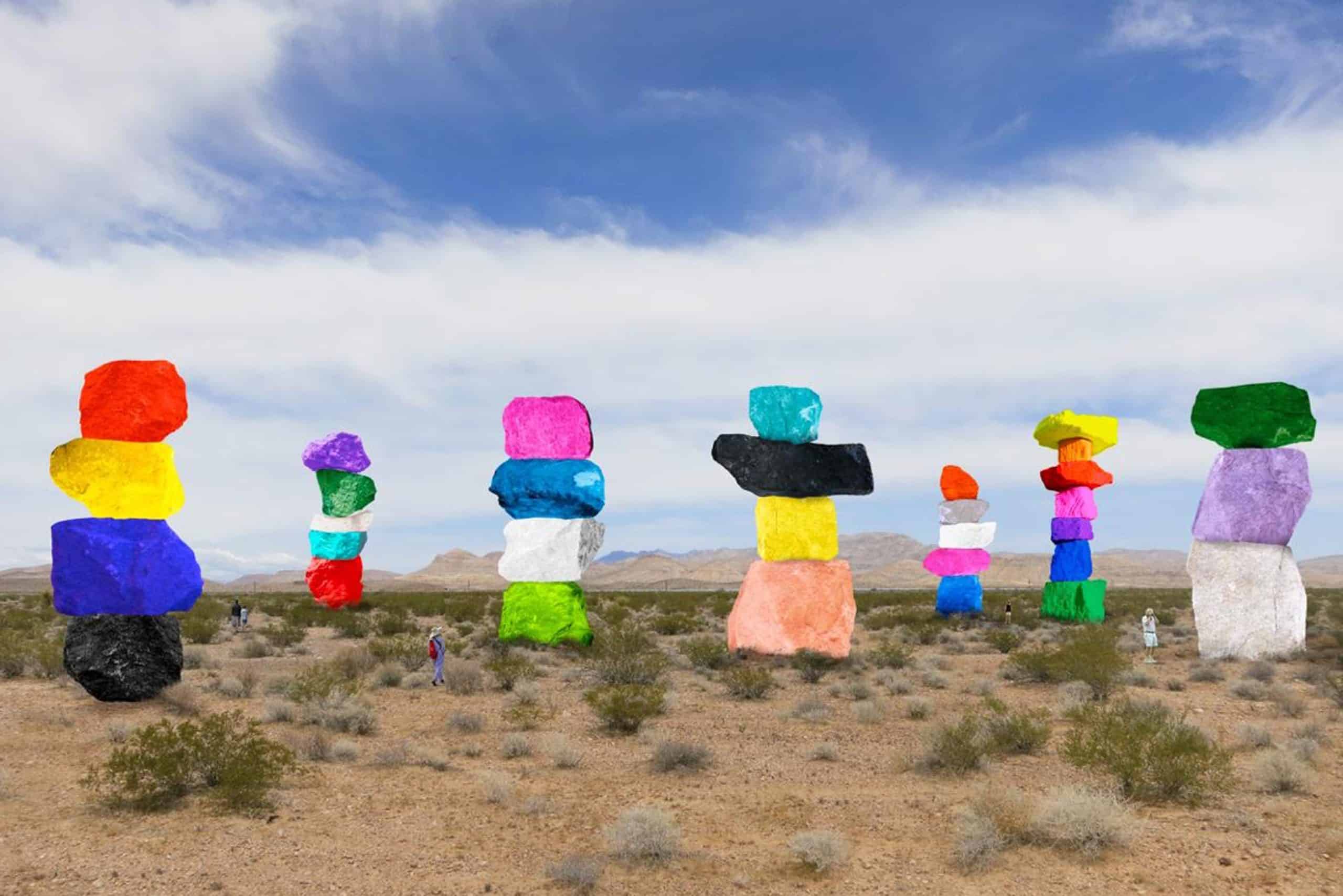 Les montagnes magiques d'Ugo Rondinone donnent de la couleur au désert du Nevada