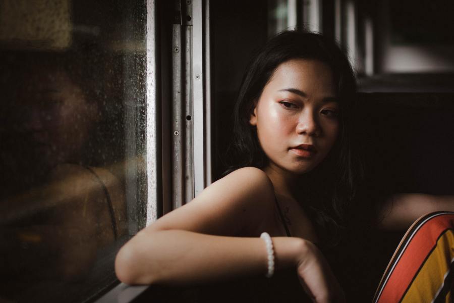 Chica en un tren - Foto de Vin Stratton