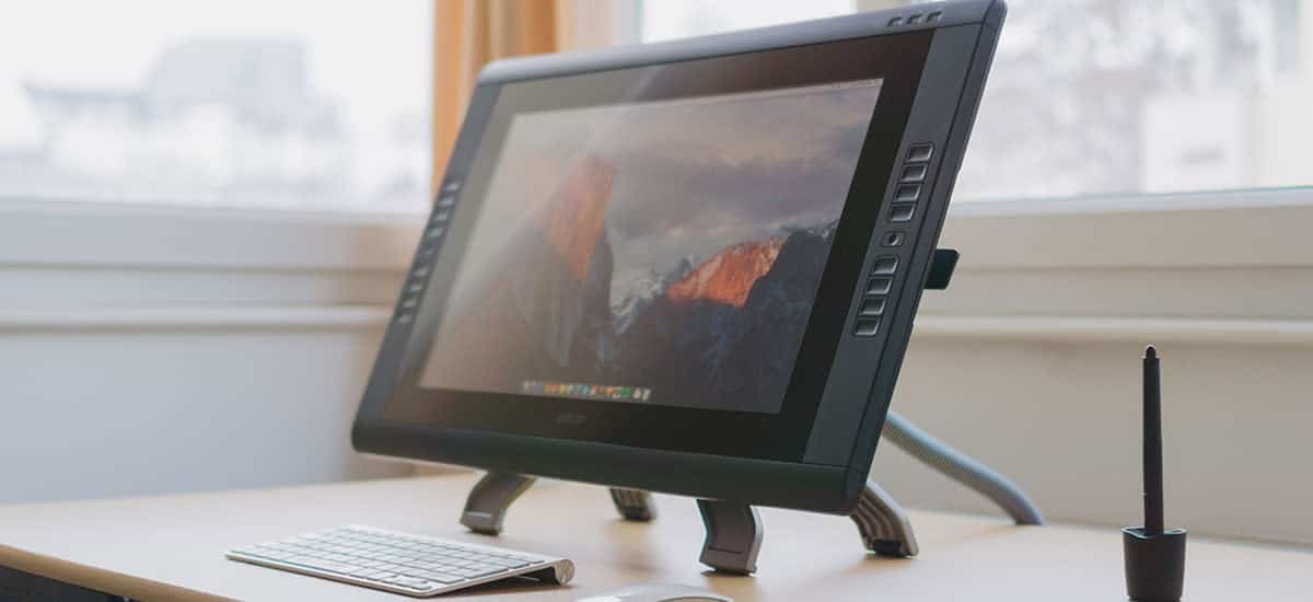 wacom-screen-tablet-on-desk