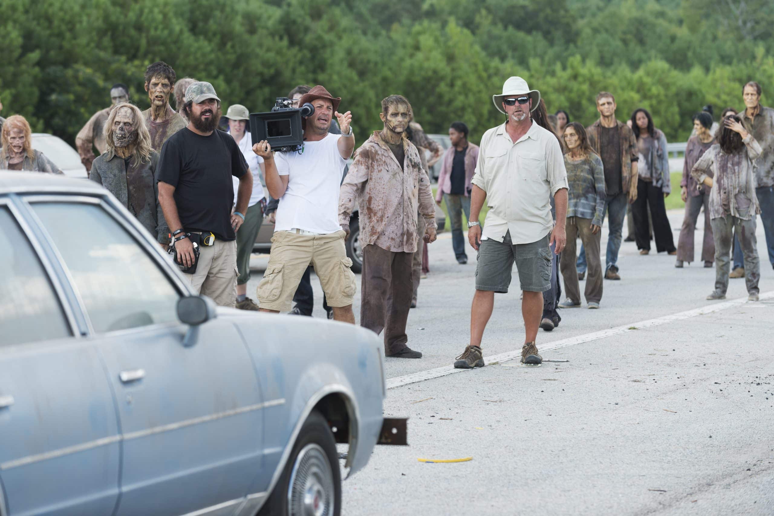 Trabajos de cine: El director de 'The Walking Dead' Michael Satrazemis dispara a los zombis con película