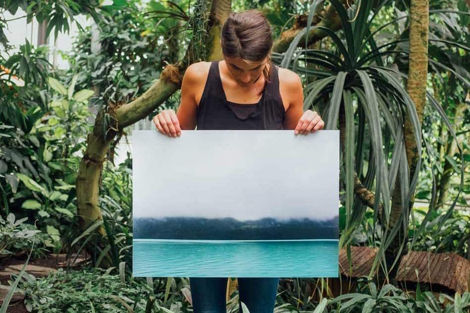 mujer sosteniendo el lienzo de una fotografía