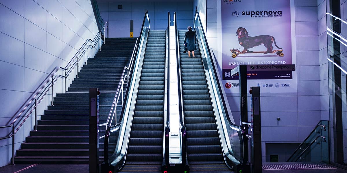 femme-sur-escalator-dans-l'obscurité